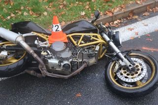 Řidič auta na kruhovém objezdu v Jeseníku srazil motorkáře - Novinky